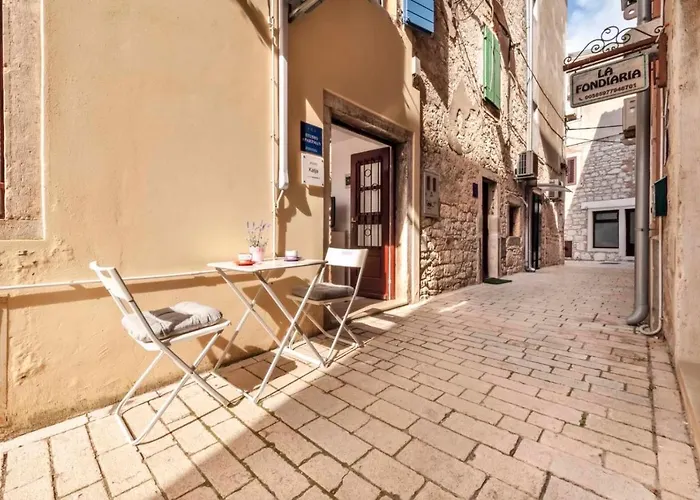 Katja アパート ロヴィニ